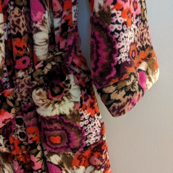 VERA Bradley Rosewood Fleece Hooded Robe - Picture 5 of 8